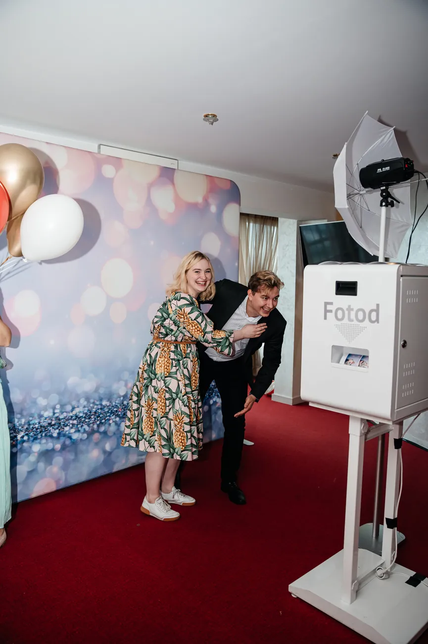 Fotoboks pulmapeol, külalised poseerimas