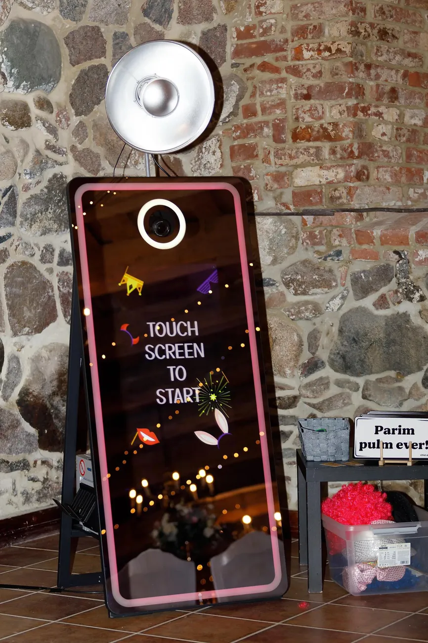 Fotopeegel (magic mirror) kiviseina ees