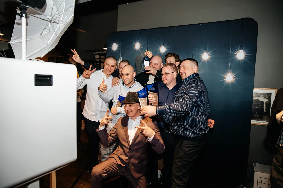 Seltskond rekvisiitidega fotoboksi ees firmapeol
